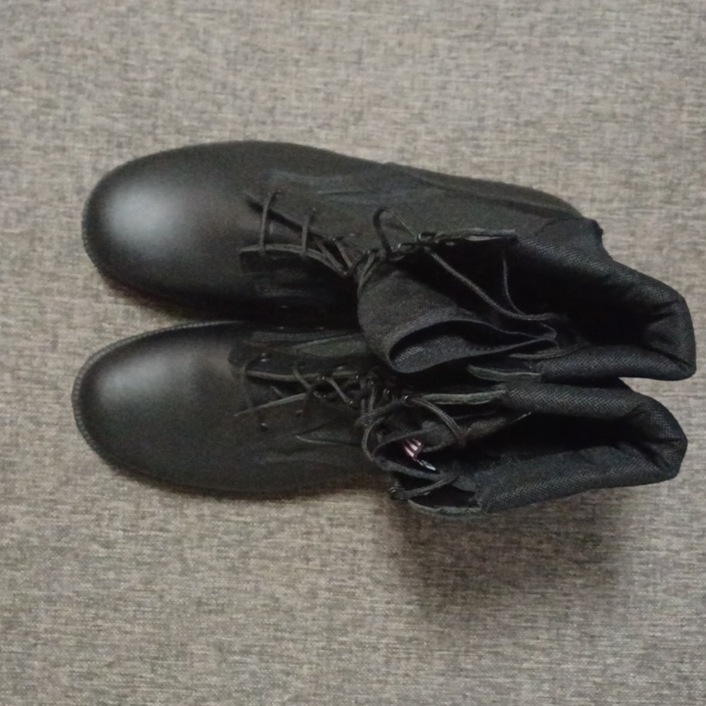 Maelstrom combat boots with Panama soles. Leather and cordura size 11.5W Black.